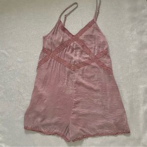 AERIE ROMPER SHORT W LACE ACCENTS